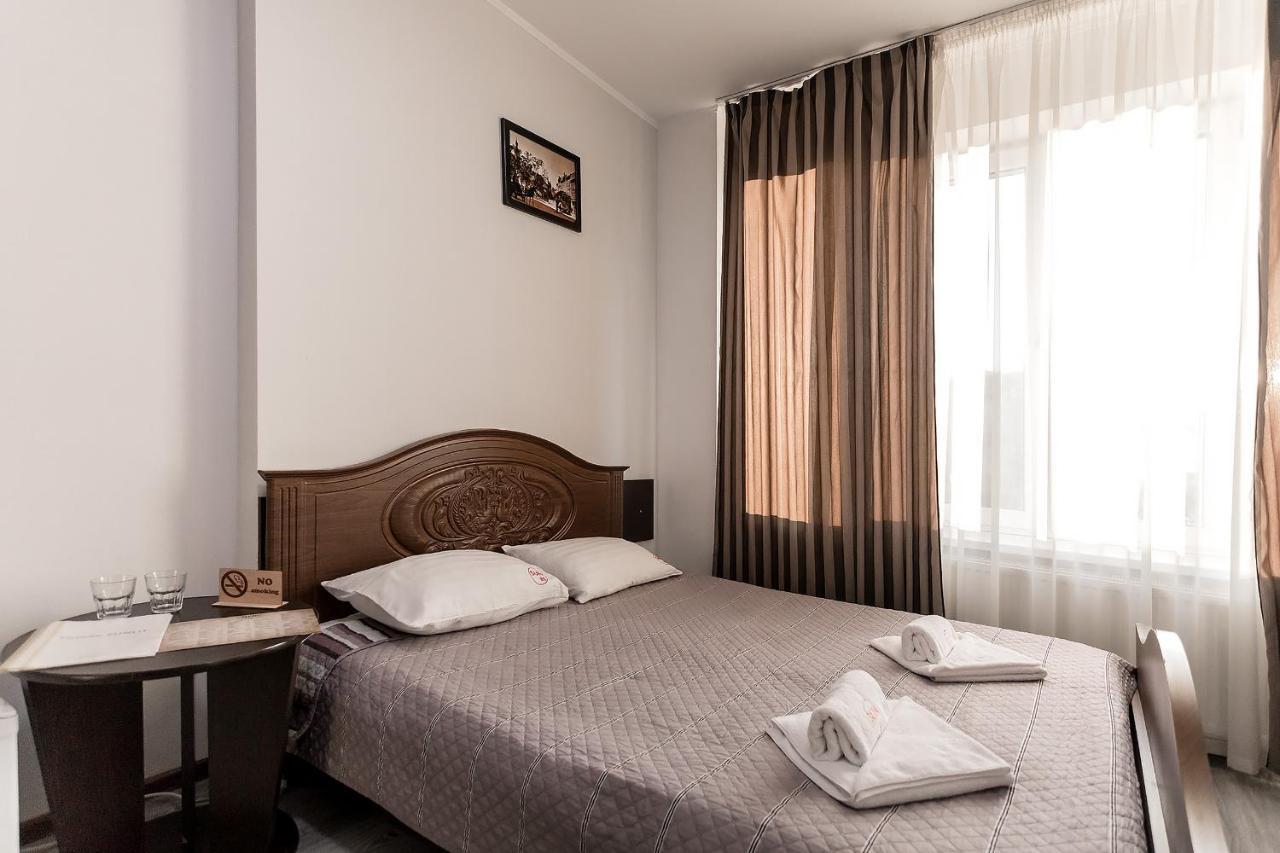 Sunlit Hotel Ivano-Frankivsk Buitenkant foto