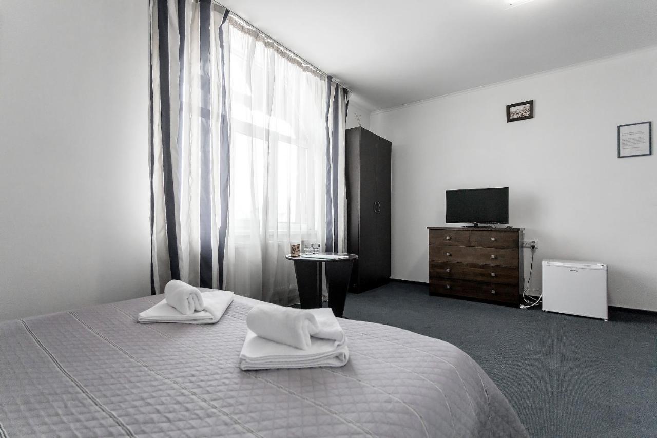 Sunlit Hotel Ivano-Frankivsk Buitenkant foto
