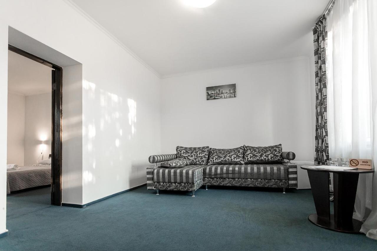 Sunlit Hotel Ivano-Frankivsk Buitenkant foto