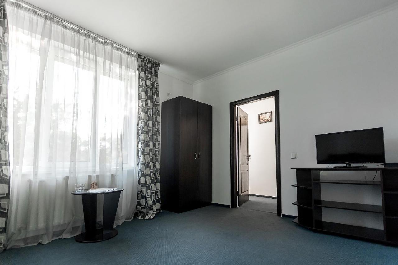 Sunlit Hotel Ivano-Frankivsk Buitenkant foto