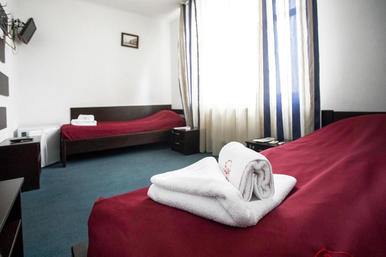 Sunlit Hotel Ivano-Frankivsk Buitenkant foto